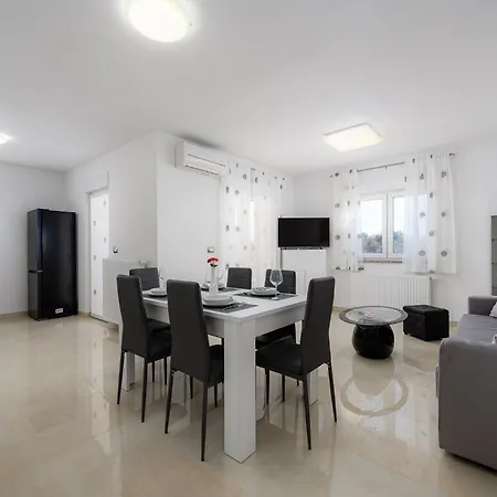 Stancija Amorozo 5 - N. 7 * Porec