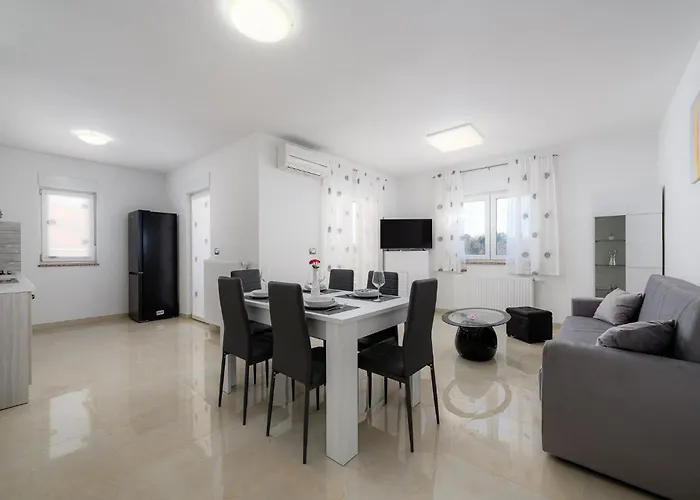 Stancija Amorozo 5 - N. 7 * Πόρετς